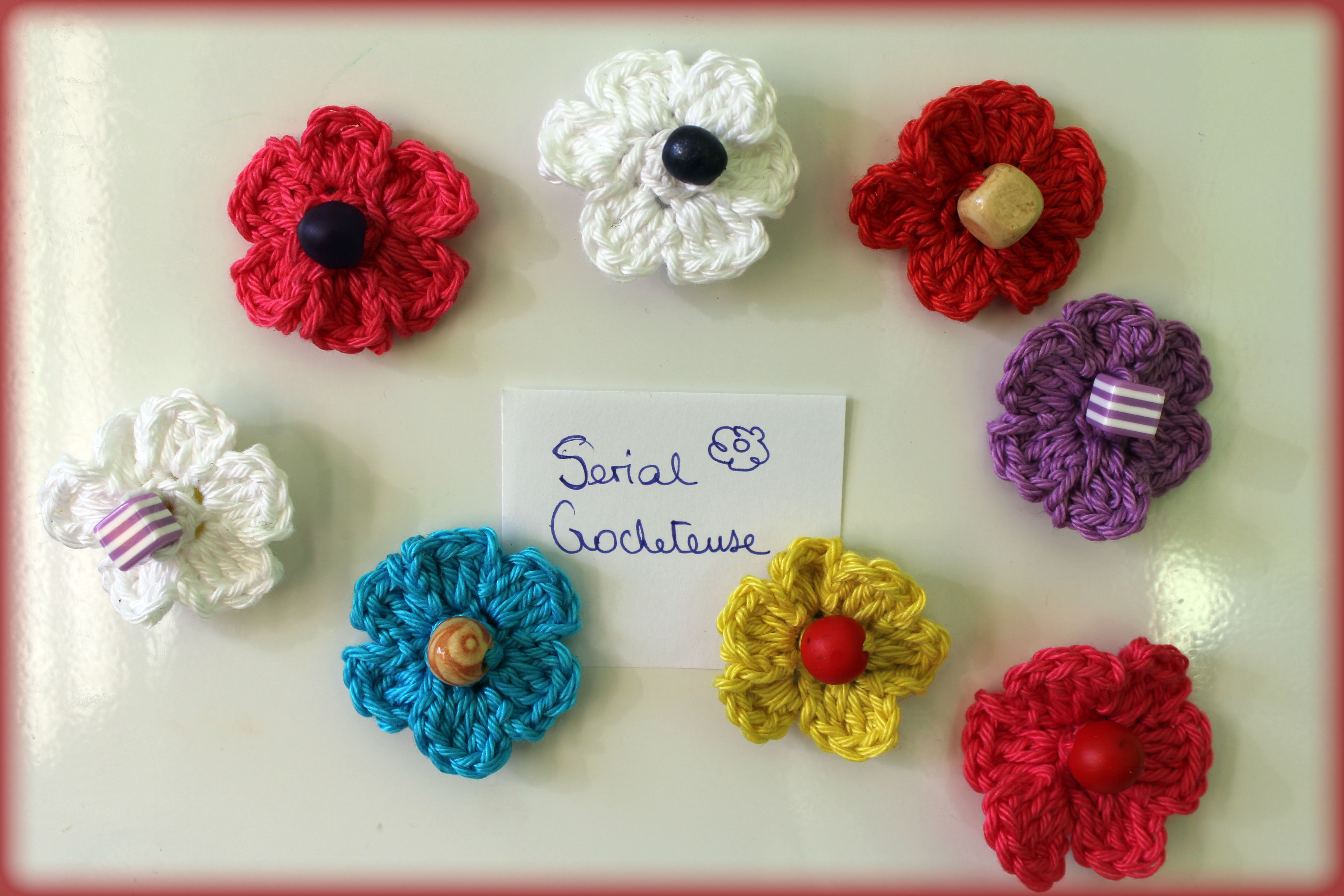 Trois étiquettes Avec Des Fleurs Et Des Chiffres Accrochés à Un Crochet Ai  Génératif